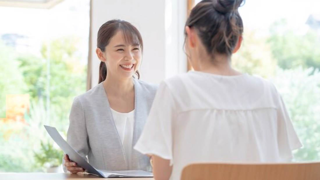 お互い座ってお客様へプランを提案している女性