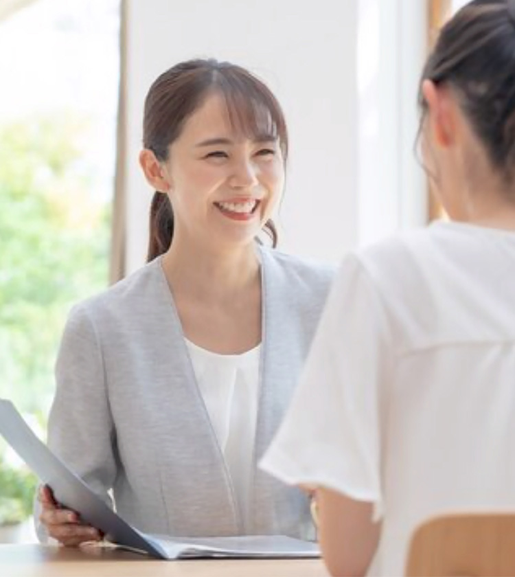 お互い座ってお客様へプランを提案している女性