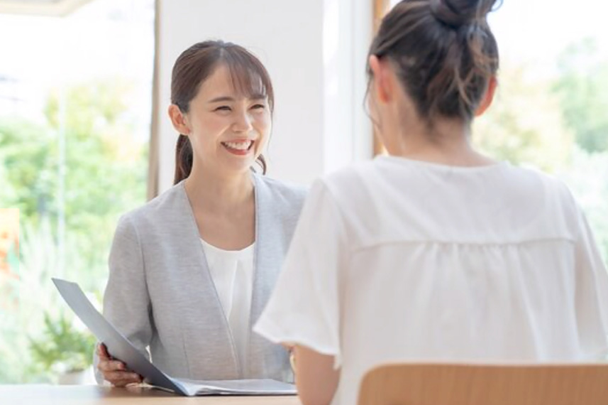 お客様にプランの提案をする女性